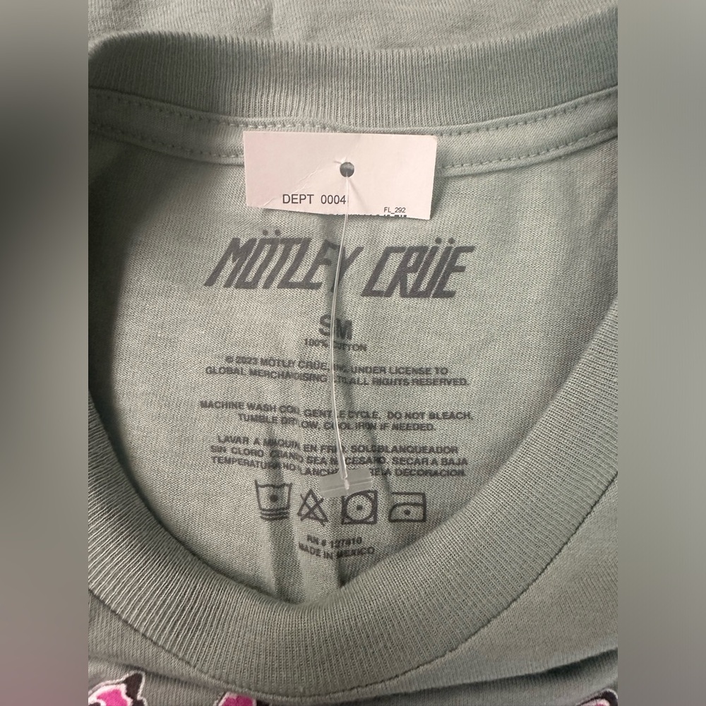 🆕 NWT Motley Crüe Dr. Feelgood T-shirt size small Hot Topic 🎸 - Picture 7 of 7